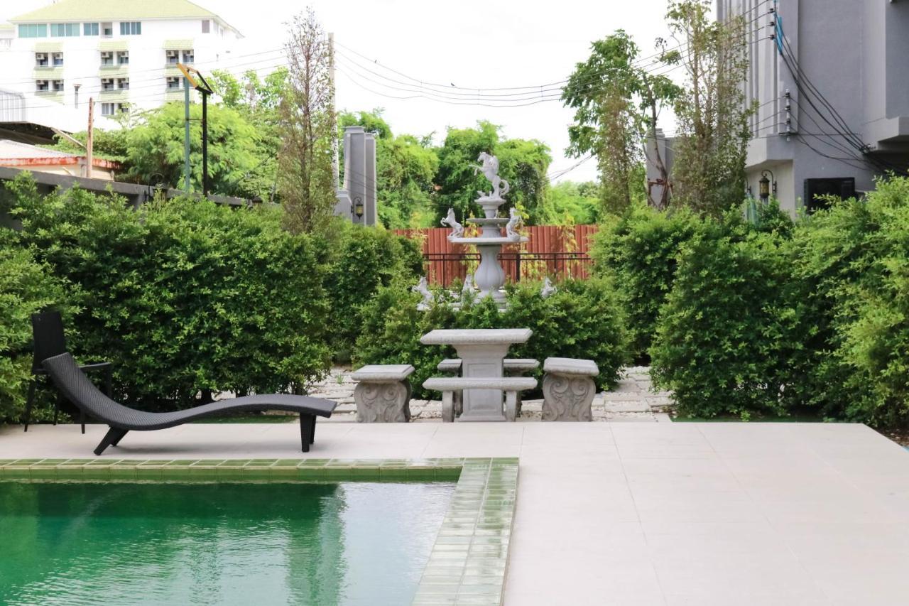 Roomquest Bangkok Sukhumvit 107 Samut Prakan Exterior photo