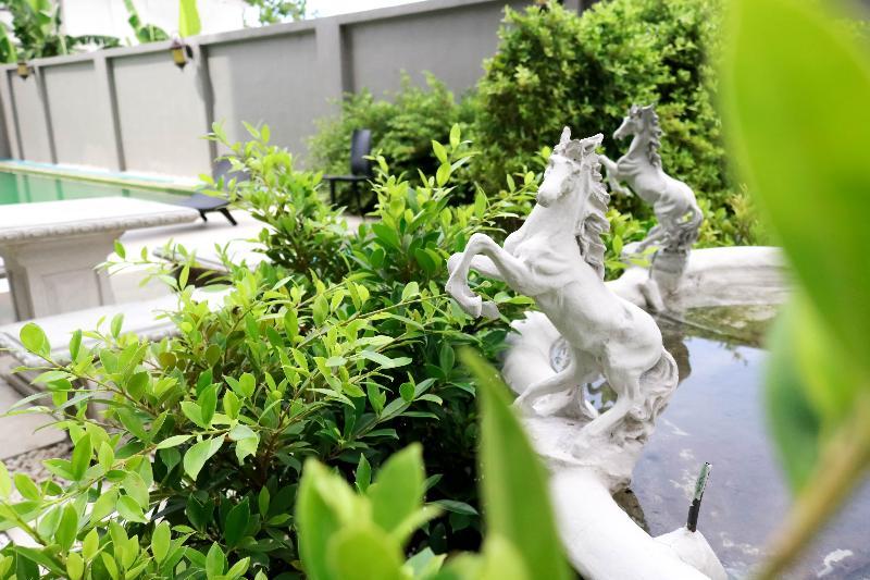 Roomquest Bangkok Sukhumvit 107 Samut Prakan Exterior photo
